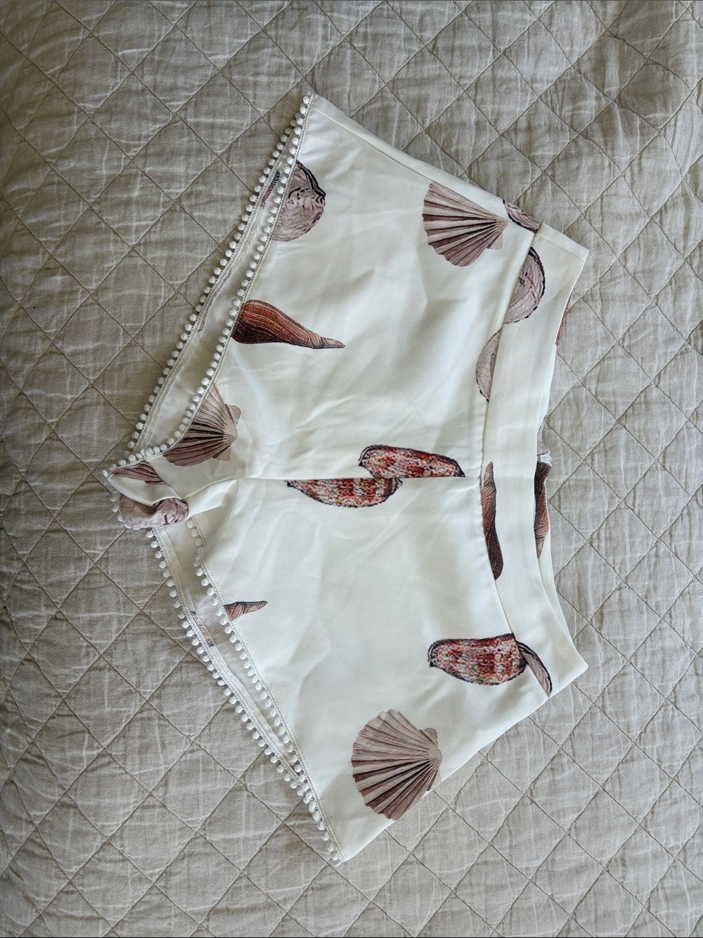High-Waist White Seashell Print Women's Shorts with Pom-Pom Trim